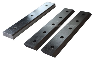 Cortando cuchillos y cuchilla en la cama